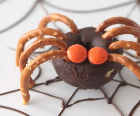 donut-pretzel-spiders-halloween-treat-kids-easy-fun