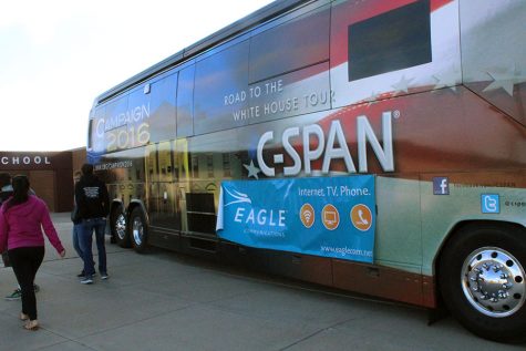 Students exit the C-SPAN bus.